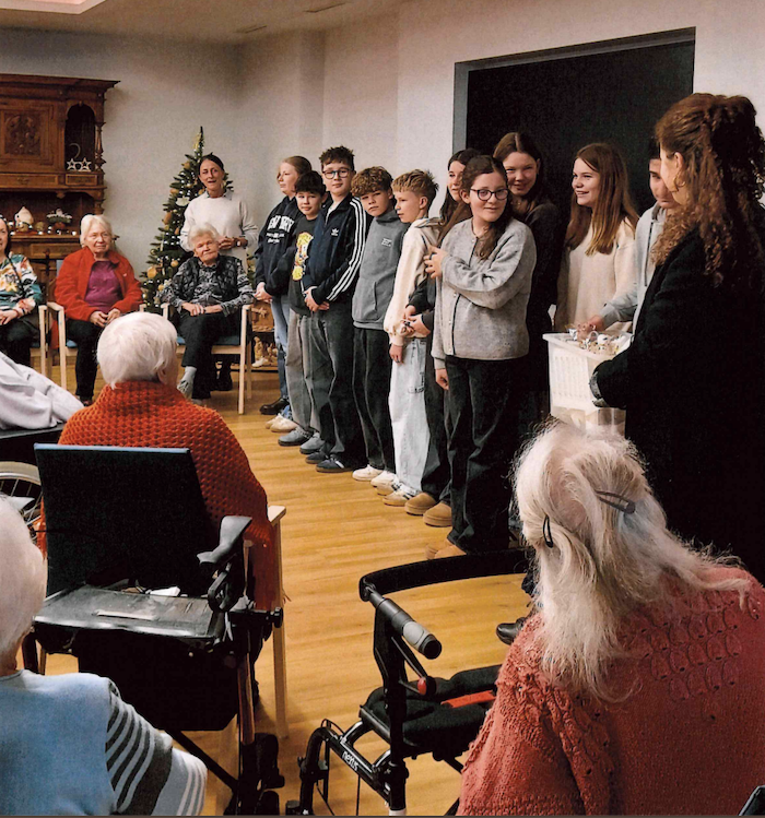 Vorweihnachtlicher Besuch im Pflegeheim „Hospital zum Heiligen Geist“.